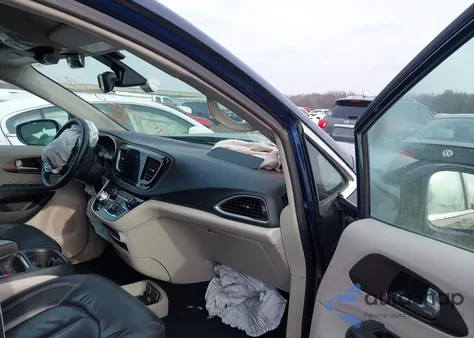 2017 Chrysler Pacifica Touring-L z USA, uszkodzony, nr VIN 2C4RC1BG9HR712345